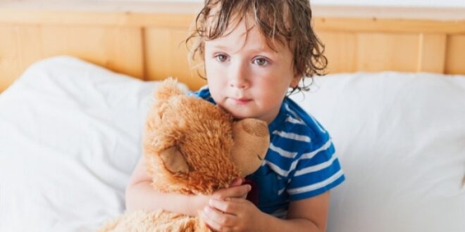 Παιδί και νυχτερινή ενούρηση: Γιατί συμβαίνει, πώς θα το αντιμετωπίσετε