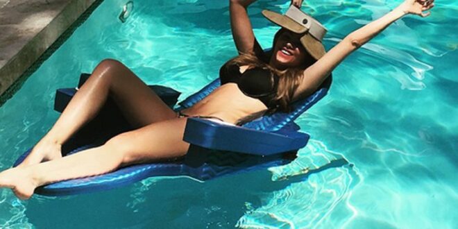 Η Sofia Vergara χαλαρώνει στην πισίνα του σπιτιού της