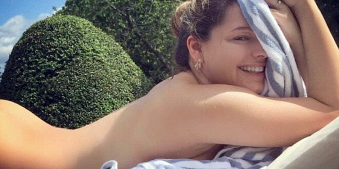 Η Kelly Brook απολαμβάνει τον ήλιο… ολόγυμνη