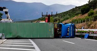 Νταλίκα ανετράπη στην εθνική οδό Κορίνθου-Τριπόλεως, τραυματίστηκε ο οδηγός