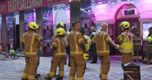 Η οροφή του Piccadilly Theatre κατέρρευσε στη διάρκεια παράστασης, πέντε τραυματίες