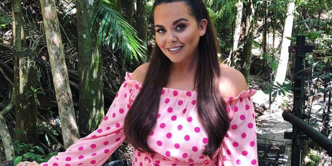 Scarlett Moffatt: Ποζάρει με μαγιό και στέλνει μήνυμα σε όσους ντρέπονται για το σώμα τους