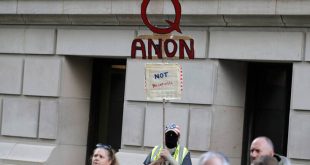 QAnon: Ποια είναι η ακραία συνωμοσιολογική οργάνωση που μπλόκαρε εντελώς το Facebook