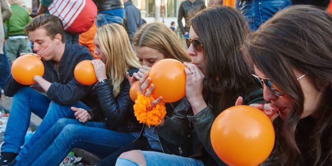 Το αέριο γέλιου δεν είναι καθόλου αστείο: Γιατί δεν πρέπει να το εισπνέετε