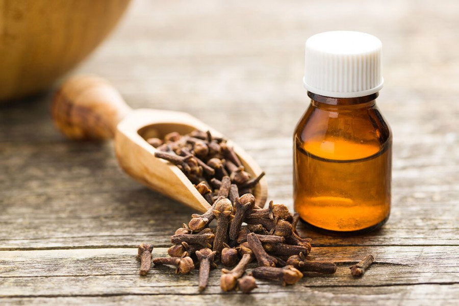 1643645290597-612859937-bigstock-Essential-oil-of-cloves-and-cl-285632530.jpg