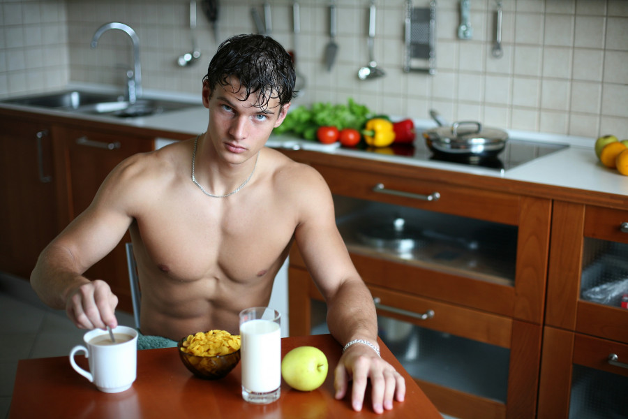 muscular-man-breakfast